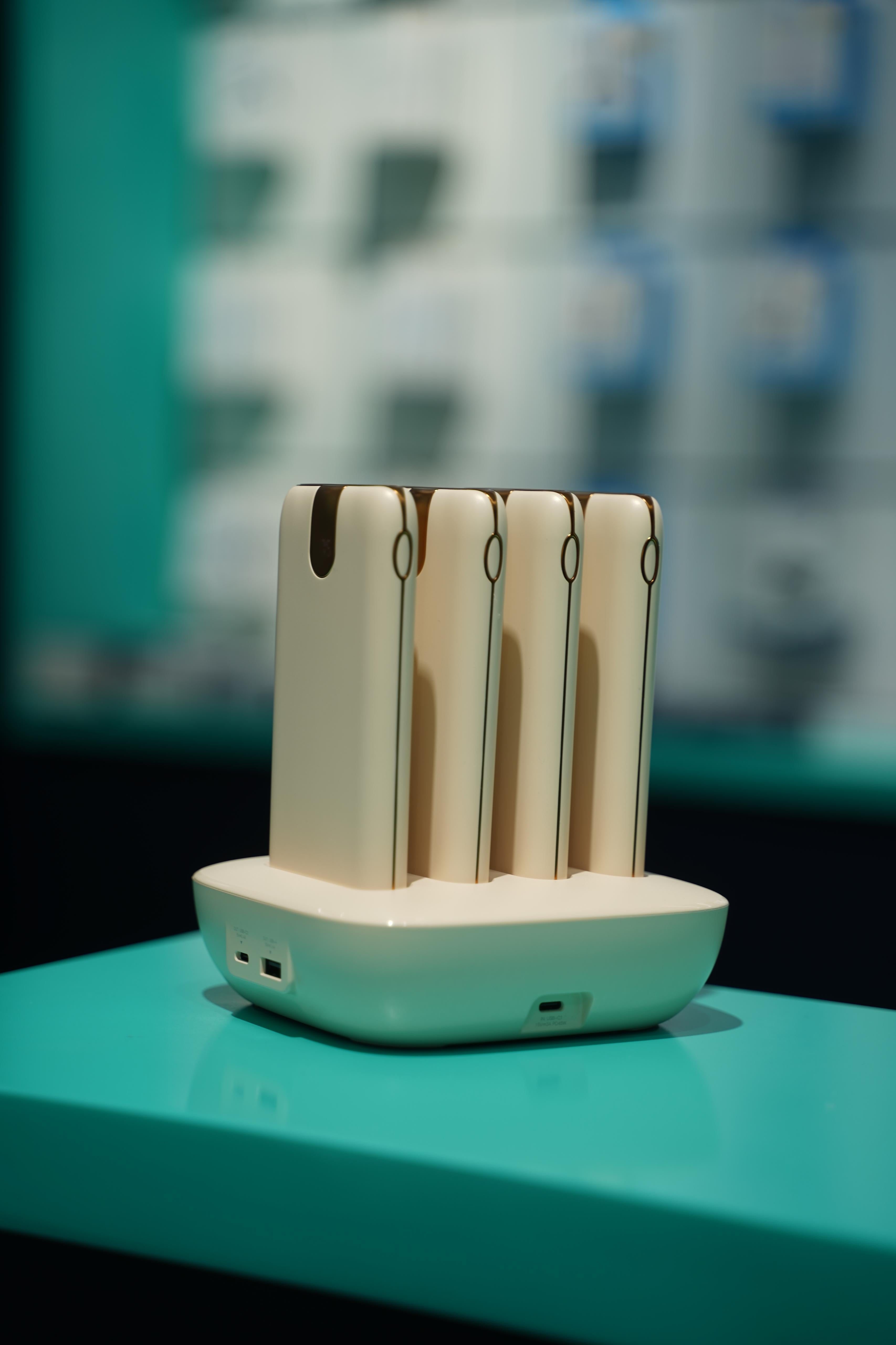 محطة الطاقة المحمولة QUADRA ENERGIA Y من ليزل 10000 مللي أمبير × 4 مع كيبل مدمج Lightning و Type-C|أصفر محطة الطاقة المحمولة QUADRA ENERGIA Y من ليزل 10000 مللي أمبير × 4 مع كيبل مدمج Lightning و Type-C|أصفر